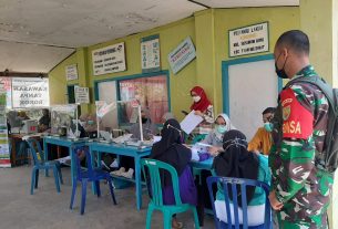 Serda Benny Babinsa Kelurahan Susunan Baru Tinjau Pelaksanaan Vaksinasi Di Wilayah Binaannya