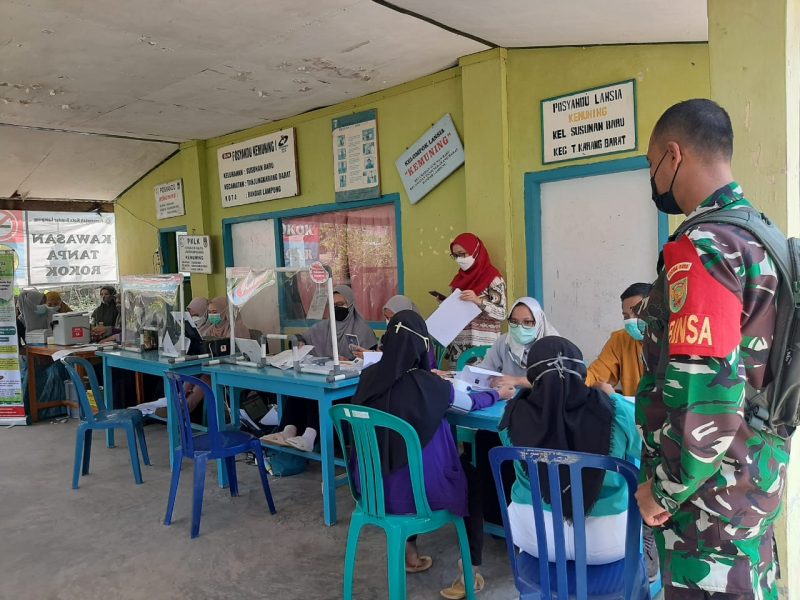 Serda Benny Babinsa Kelurahan Susunan Baru Tinjau Pelaksanaan Vaksinasi Di Wilayah Binaannya