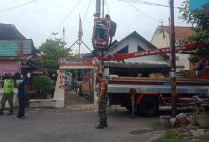 Sigap..!! Serda Budiono Bantu Perbaiki Lampu Penerangan Jalan Di Warga Binaan