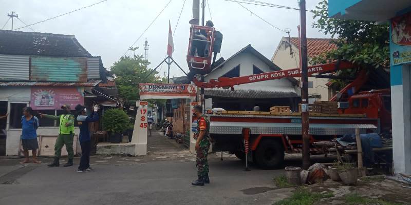 Sigap..!! Serda Budiono Bantu Perbaiki Lampu Penerangan Jalan Di Warga Binaan