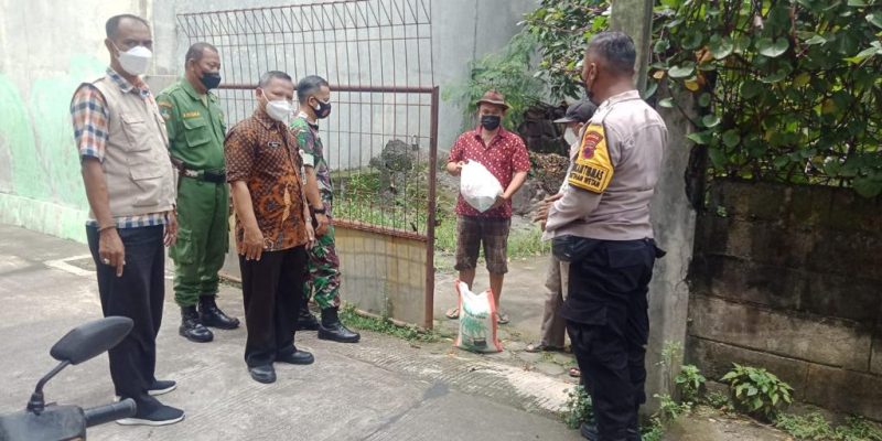 Serda Budiono Bersama Jogo Tonggo Salurkan Bantuan Sembako Bagi Warga Isoman