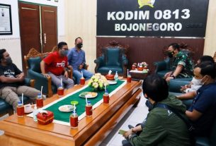 Silaturahmi bersama Kodim 0813, SMSI Bojonegoro Serahkan Piagam Penghargaan