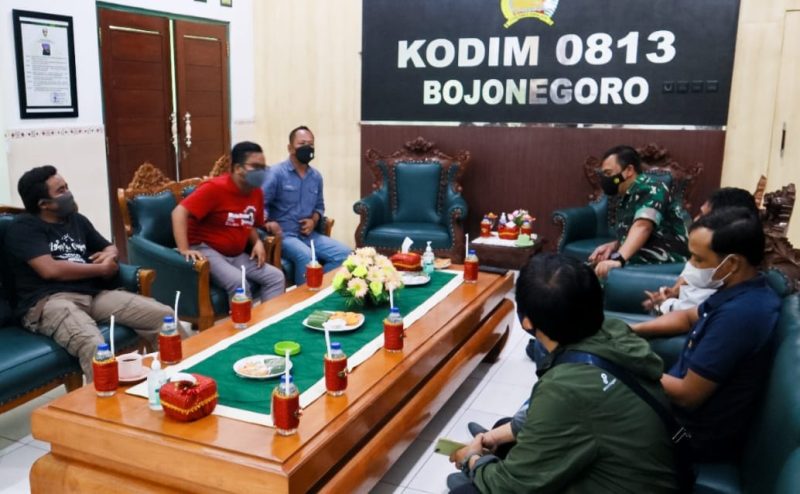 Silaturahmi bersama Kodim 0813, SMSI Bojonegoro Serahkan Piagam Penghargaan