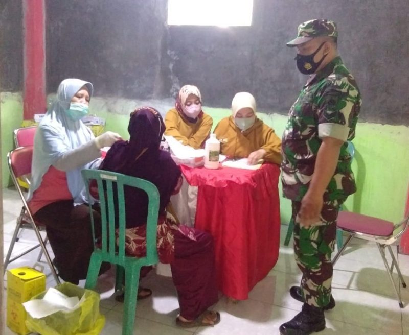 Sukseskan Program Pemerintah, Babinsa Dampingi Warga Terima Vaksin Boster