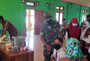 TNI-POLRI Kompak Kawal Vaksinasi Ratusan Anak Usia 6 - 11 Tahun
