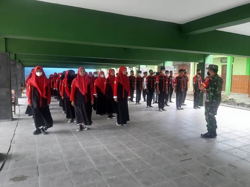 Tanamkan kedisisplinan, Babinsa latih PBB Siswa MAN 3 Sragen