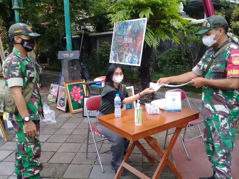 Tanggal Merah, Babinsa Keprabon Gelar Aksi Bagi-bagi Masker Gratis Di Wilayah