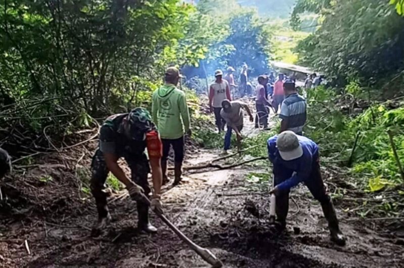 Tanggap Bencana Babinsa Dan Babinkamtibmas Bantu Warga