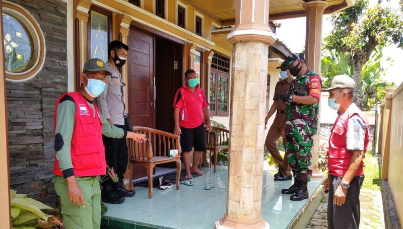 Tiga Pilar Kelurahan Rajabasa Raya Salurkan Paket Obat Isoman ke Warga