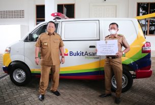 Tingkatkan Pelayanan kepada Masyarakat, Gubernur Arinal Serahkan Bantuan 6 Ambulans untuk Kepala Desa dan 1 Mobil Operasional Penyuluh Pertanian kepada Unila