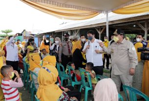 Gubernur Arinal Dampingi Menko Airlangga Hartarto Berdialog dengan Pelaku UMKM Pengelolaan Ikan Asin di Pulau Pasaran