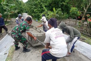 Wujudkan Keakraban Dan kekompakan, Babinsa Jenalas bantu warga lakukan pengecoran jalan