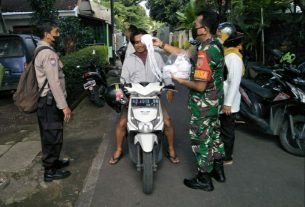 Wujudkan Masyarakat Yang Sehat, Babinsa Purwosari Bagikan Masker Gratis Kepada Warga