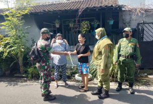 Yakinkan Warga Taat Prokes, Serma Puri Harjianto Berikan Edukasi Kepada Warga Dan Bagikan Masker