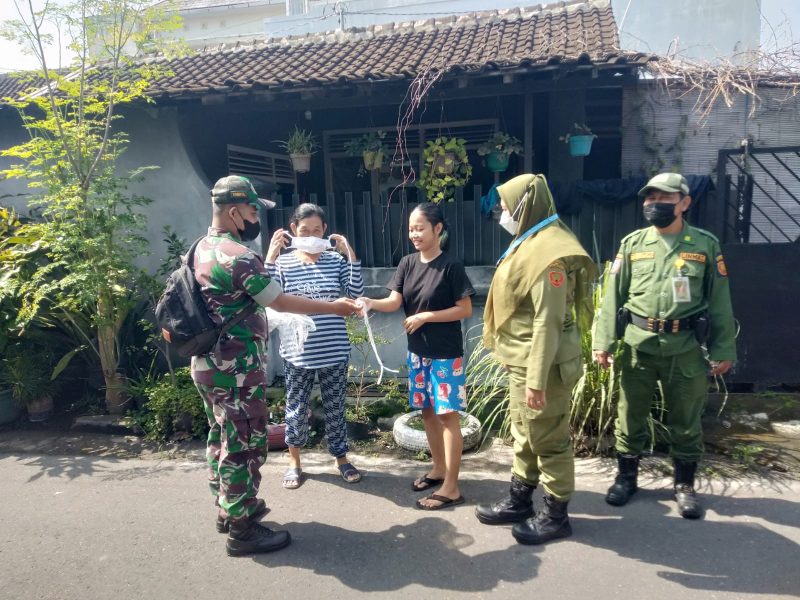Yakinkan Warga Taat Prokes, Serma Puri Harjianto Berikan Edukasi Kepada Warga Dan Bagikan Masker