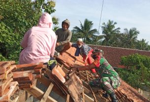 Aksi Babinsa Dan Warga Gotong Royong Pasang Atap Bangunan SD