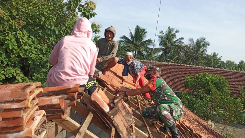 Aksi Babinsa Dan Warga Gotong Royong Pasang Atap Bangunan SD