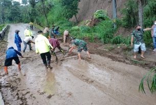 Aksi Babinsa Musuk Bersama Warga Buka Akses Jalan Yang Tertimbun Longsor