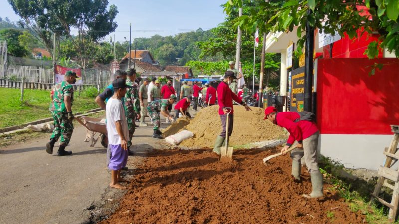 Anggota Koramil 410-02/TBS dan Komponen Warga Gotong Royong Ciptakan Kampung Pancasila