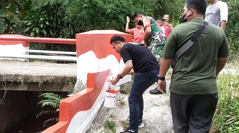 Anggota Koramil 410-02 TBS Hiasi Jembatan Sungai Kampung Pancasila Dengan Warna Merah Putih