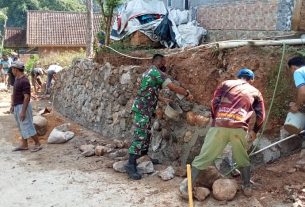 Anggota Koramil 410-03/TBU Bersama Warga Gotong Royong Mendirikan Gapura Kampung Pancasila