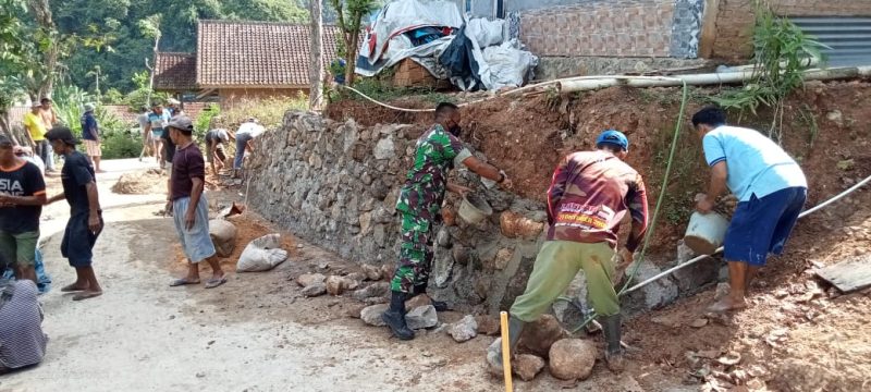 Anggota Koramil 410-03/TBU Bersama Warga Gotong Royong Mendirikan Gapura Kampung Pancasila