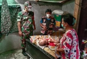 Kompak..!! Babinsa Bersama Anggota FKPPI 11.35 Surakarta Berikan Bantuan Anggota Keluarga Purnawirawan TNI Yang Sakit