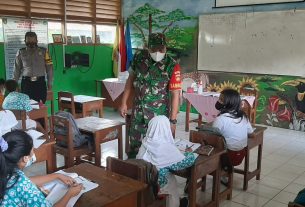 Babinsa Bersama Bhabinkamtibmas Awasi Penerapan Prokes di Sekolah