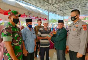 Babinsa Bersama Bhabinkamtibmas Dampingi Baitul Mal Aceh Barat Memberikan Bantuan Kepada Masyarakat Johan Pahlawan