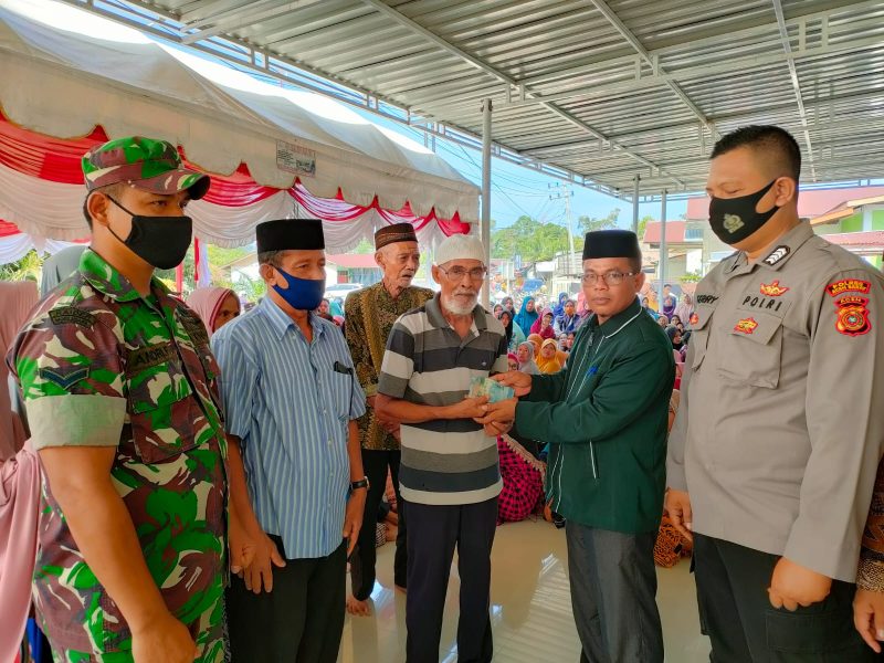 Babinsa Bersama Bhabinkamtibmas Dampingi Baitul Mal Aceh Barat Memberikan Bantuan Kepada Masyarakat Johan Pahlawan