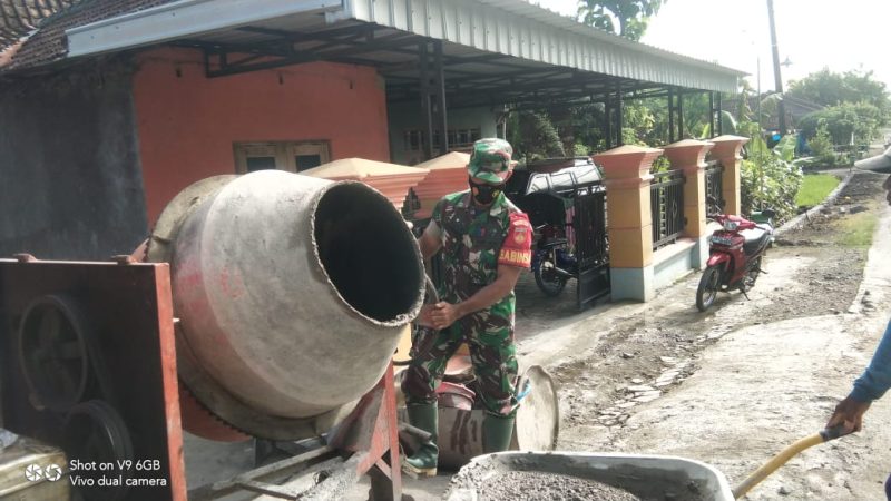 Babinsa Dukuh bantu pengecoran jalan