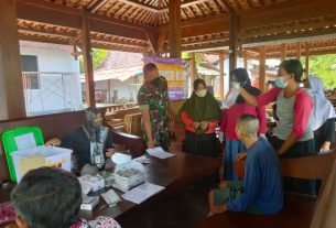Babinsa Juwangi Dukung Program Go Puskn’ Jus Pelayanan Pengobatan Gratis dan Vaksinasi