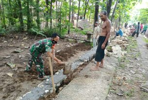 Babinsa Katelan bantu warga bangun talud