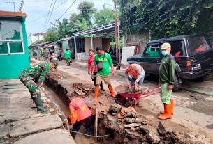 Babinsa Kel. Tipes ajak Masyarakat Kerja Bakti Bangun Saluran Air Agar Terhindar dari Bencana Banjir.