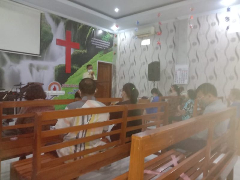 Babinsa Kelurahan Serengan Amankan Ibadah Minggu Pagi