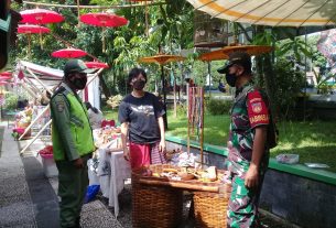 Babinsa Keprabon Bersama Linmas Amankan Kegiatan Solo Art Market di Wilayah Binaan