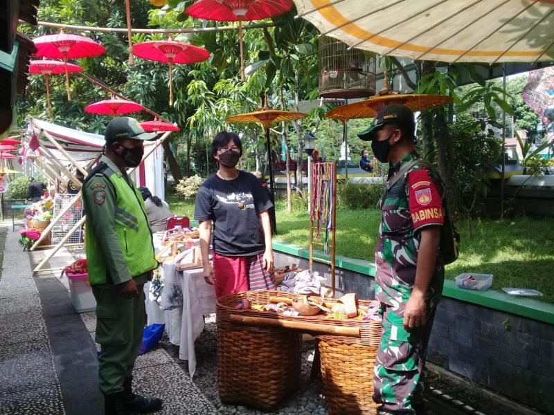 Babinsa Keprabon Bersama Linmas Amankan Kegiatan Solo Art Market di Wilayah Binaan