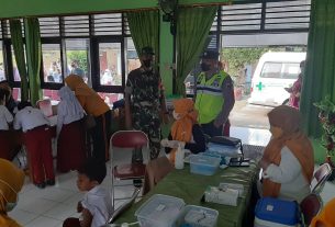 Babinsa Koramil 10/Wuryantoro Berikan Pendampingan Kegiatan Bulan Imunisasi Anak Sekolah (BIAS)