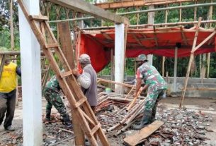 Babinsa Koramil Klego Turut Andil Pembangunan Bangsal Makam