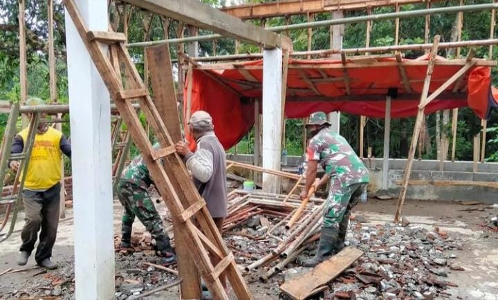 Babinsa Koramil Klego Turut Andil Pembangunan Bangsal Makam