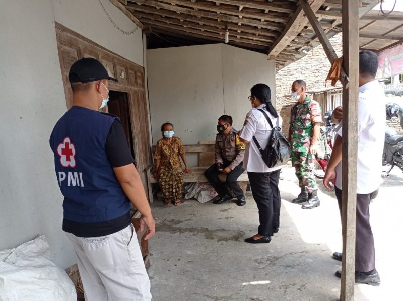 Babinsa Sobokerto Dampingi Tim Kesehatan Gelar Tracking Terkonfirmasi Covid-19