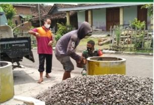 Babinsa Toyogo bantu warga benahi gorong-gorong