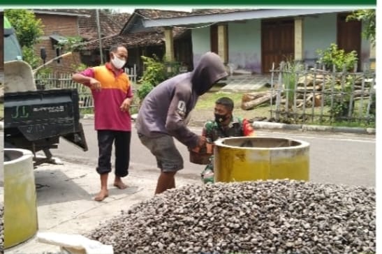 Babinsa Toyogo bantu warga benahi gorong-gorong