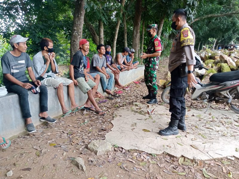 Babinsa dan Bhabinkamtibmas Laksanakan Komsos Sekaligus Imbau