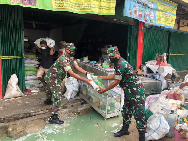 Bantu Evakuasi Korban Kebakaran, Kodim 0429/Lamtim Terjunkan Puluhan Personel