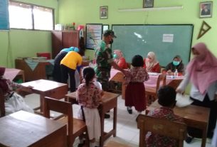 Berikan Semangat, Serma Sukri Dampingi Anak-Anak Terima Vaksin