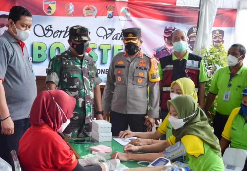Bersama Kapolres, Dandim Bojonegoro Tinjau Serbuan Vaksinasi Booster di Koperasi Karep