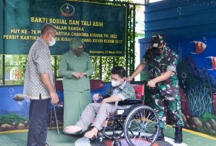 Bersama Ketua Persit, Dandim Bojonegoro Serahkan Kursi Roda Kepada Salah Satu Warga Difabel