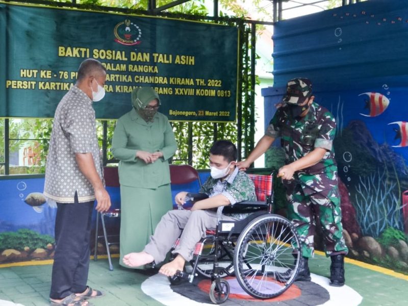 Bersama Ketua Persit, Dandim Bojonegoro Serahkan Kursi Roda Kepada Salah Satu Warga Difabel