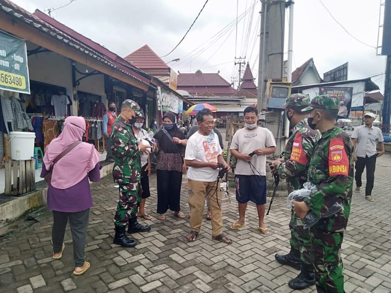 Blusukan Ke Pasar, Babinsa Sampaikan Himbauan Penerapan Protkes Dan Bagikan Masker